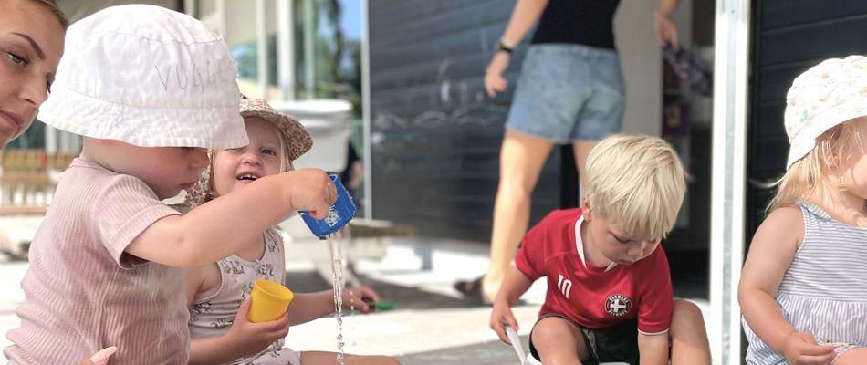 Børn leger med vand udenfor